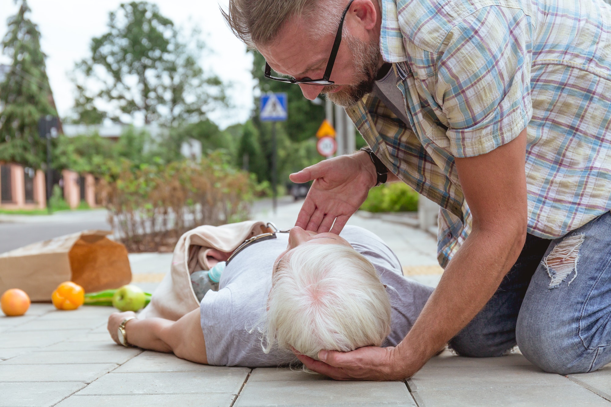 First aid to an accident victim lying on the street